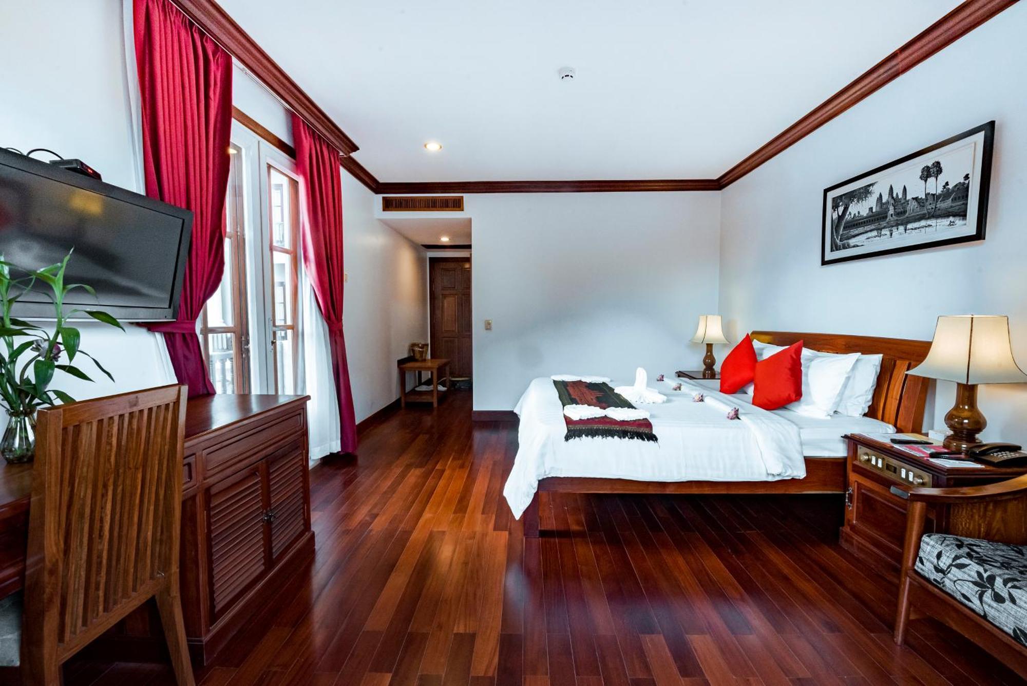 The Suite By Royal Crown Hotel Siem Reap Exterior photo