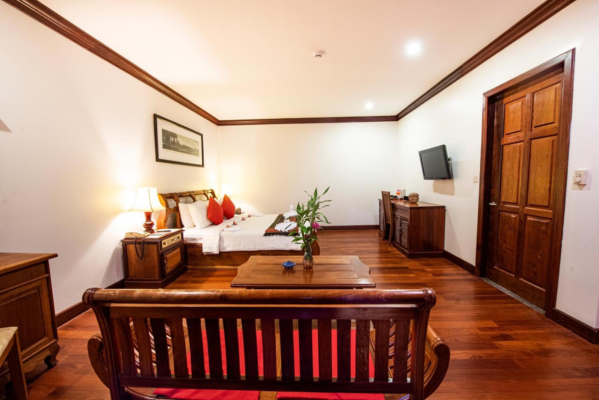 The Suite By Royal Crown Hotel Siem Reap Exterior photo