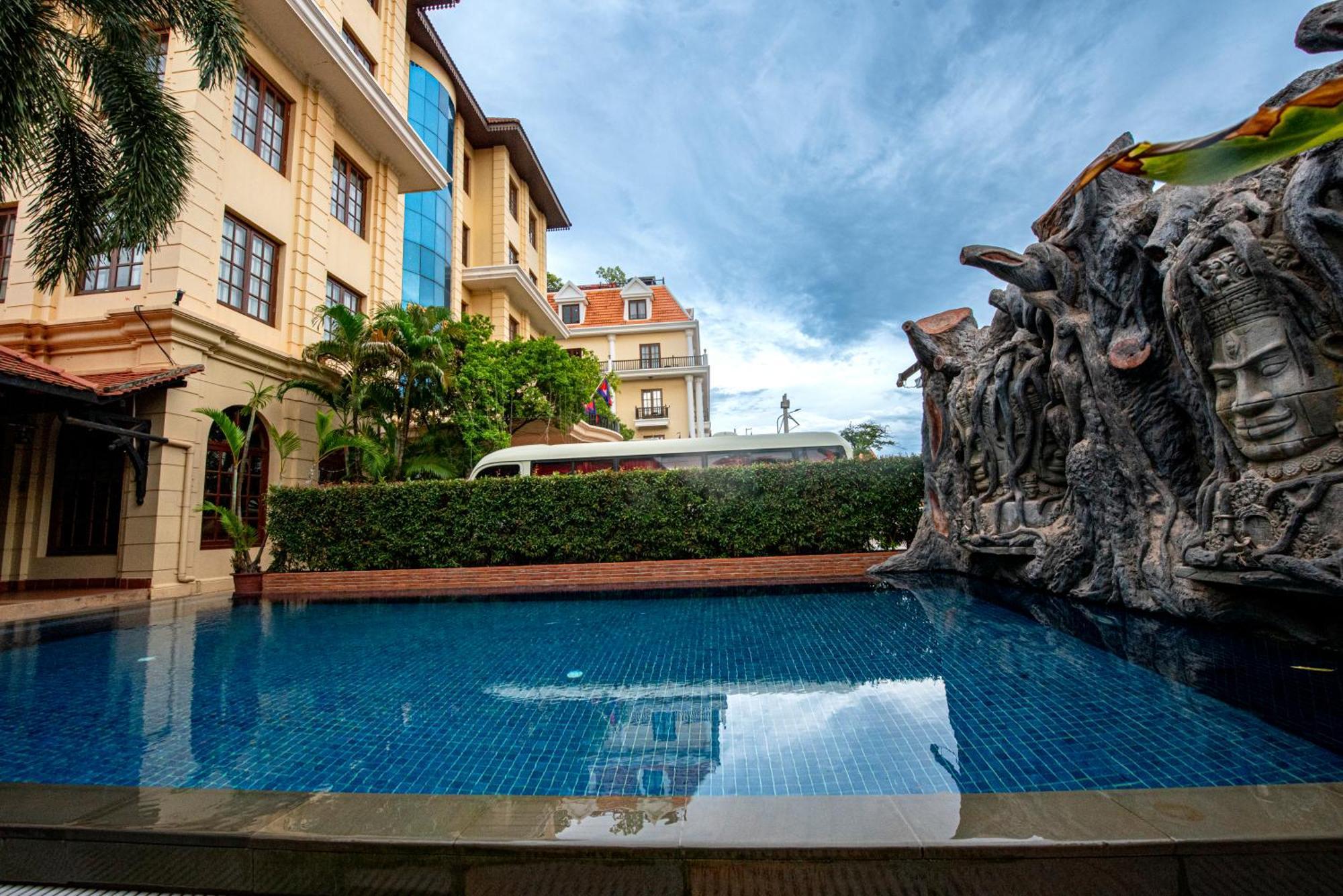 The Suite By Royal Crown Hotel Siem Reap Exterior photo