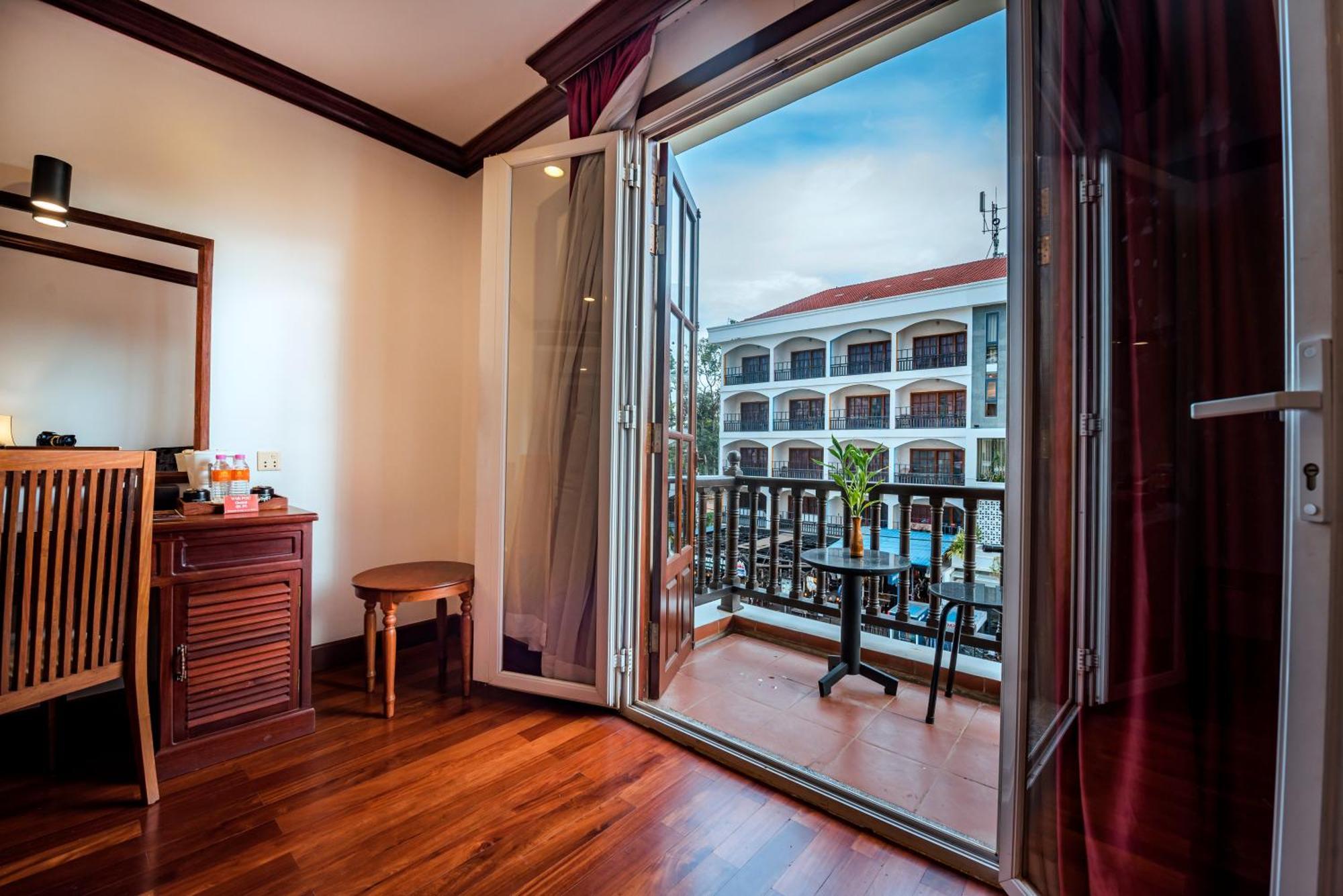 The Suite By Royal Crown Hotel Siem Reap Exterior photo