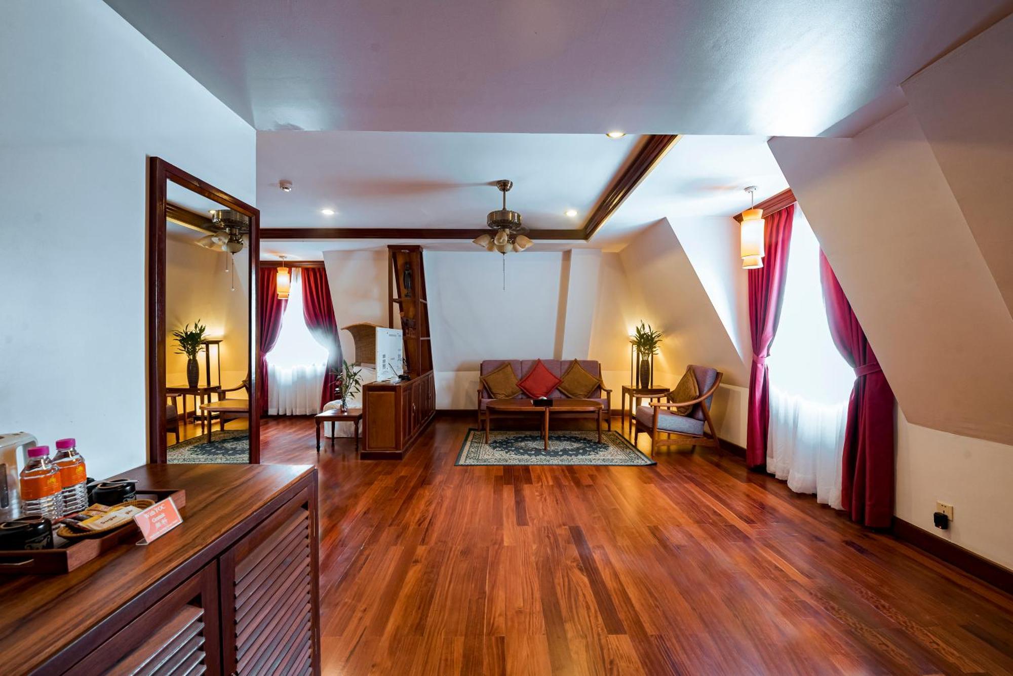 The Suite By Royal Crown Hotel Siem Reap Exterior photo